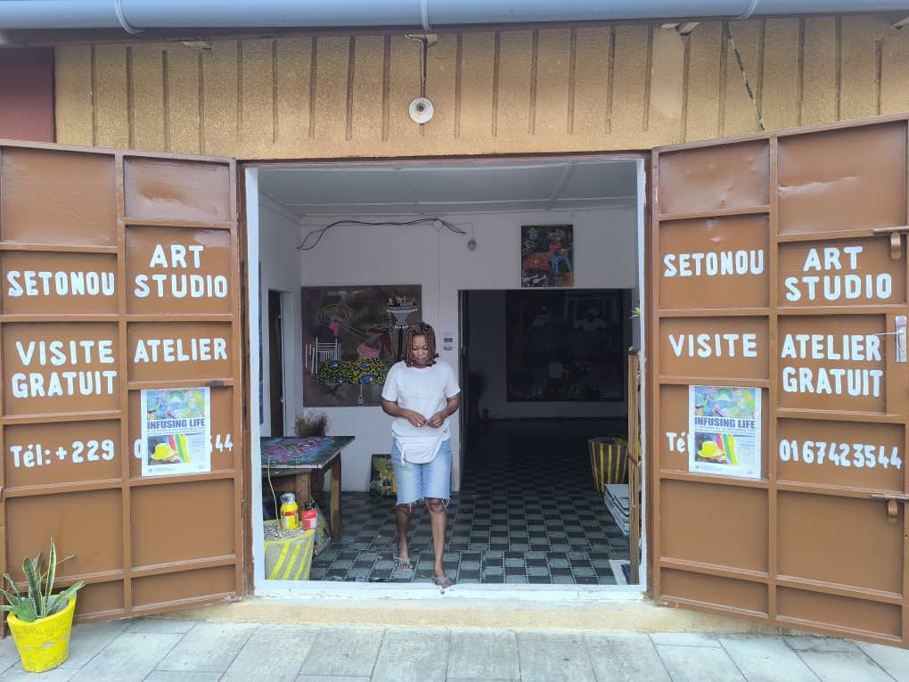 La devanture de Setonou Studio Art à Ouidah, Setonou Djédatin dans l’entrée de l’atelier